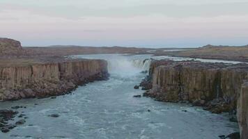 selfoss cascada y río en noche crepúsculo. Islandia. aéreo vista. zumbido moscas adelante video