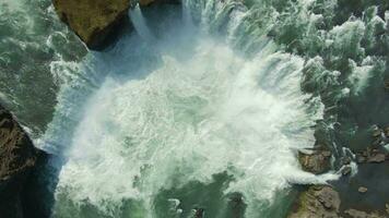 Godafoss Wasserfall im Sommer- sonnig Tag. Island. Antenne von oben nach unten Sicht. Drohne fliegt abwärts video