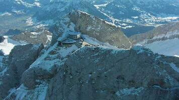 montaña pilatus y turistas en punto de vista en invierno Mañana. suizo Alpes, Suiza. aéreo vista. zumbido moscas adelante, inclinación abajo video