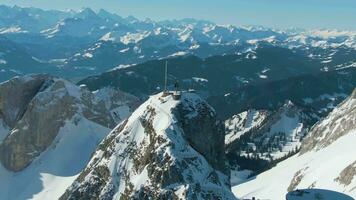 Berg Pilatus oben im Winter sonnig Tag. schweizerisch Alpen, Schweiz. Antenne Sicht. Drohne ist umkreisen video