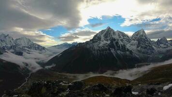 taboche und Cholatse Berge beim Sonnenuntergang. Himalaya, Nepal. Zeitraffer video