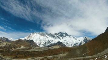 Lhotse söder ansikte och Nuptse berg. himalaya, nepal. Timelapse video