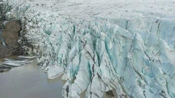 svinafellsjokull gletsjer. as, scheuren en scheuren. IJsland. antenne visie. dar vliegt omhoog, kantelen naar beneden video