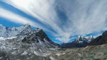 AMA dablam, Cholatse e tabù montagne a soleggiato giorno. blu cielo con nuvole. himalaya, Nepal. tempo periodo video