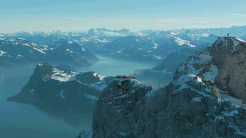 point de vue avec touristes sur Haut de Montagne pilate. Suisse Alpes, Suisse. aérien voir. drone est en orbite video