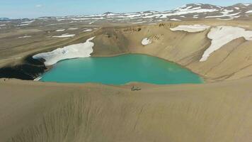 krafla caldeira et touristes. volcanique cratère. Islande. aérien voir. drone est en orbite video