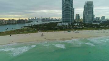 miami sul de praia e miami centro da cidade em nublado dia. aéreo visualizar. Unidos estados do América video