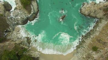 mcway spiaggia e mcway cascate cascata. grande su, California, Stati Uniti d'America. aereo verticale dall'alto al basso Visualizza. fuco mosche verso il basso video