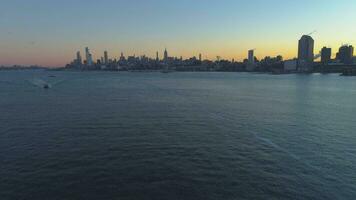 Manhattan Stadtbild im das Morgen und Hudson Fluss. Neu York Stadt, vereinigt Zustände von Amerika. Antenne Aussicht video