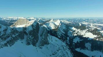 monteren pilatus en met sneeuw bedekt bergen in zonnig winter ochtend. Zwitsers Alpen, Zwitserland. antenne visie. dar vliegt vooruit video