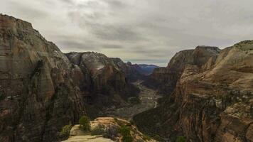 zion kanjon från topp av änglar landning på molnig dag. utah, usa. zion nationell parkera. utah, usa. rörelse panorering tid upphöra. bred skott video