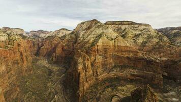 Sión cañón desde parte superior de ángeles aterrizaje. Sión nacional parque. Utah, EE.UU. movimiento panorámica hora lapso. amplio Disparo video