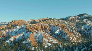 röd kanjon huva på vinter- solig kväll. dixie nationell skog. blå himmel. utah, usa. antenn se. Drönare är kretsande video