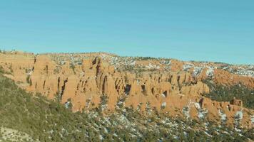 röd kanjon på vinter- dag. dixie nationell skog. blå himmel. utah, usa. antenn se. Drönare är kretsande video