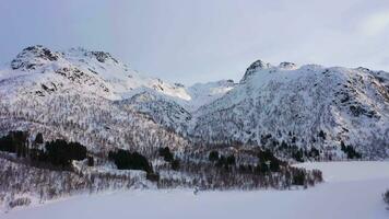 congelato lago e montagne nel inverno. troms, Norvegia. aereo Visualizza. fuco mosche indietro e verso l'alto video
