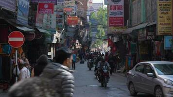 Katmandu, Nepal - Outubro 15, 2019 thamel Vizinhança às ensolarado dia. pessoas e tráfego em a rua video