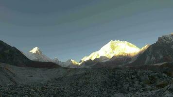 Nuptse und pumori Berge beim Sonnenuntergang. Himalaya, Nepal. Zeitraffer video