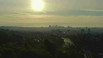 los Engel Stadt beim Sonnenaufgang. Kalifornien, USA. Antenne Sicht. Aussicht von Hollywood Hügel. Drohne fliegt seitwärts und nach oben video
