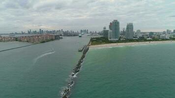 Miami plage, Miami centre ville et océan sur nuageux journée. Urbain ligne d'horizon. aérien voir. uni États de Amérique video