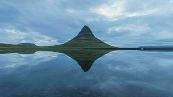 Kirkjufell montaña y reflexión en lago. Islandia. hora lapso video