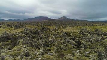 Lava Felsen Formationen. Island. Antenne Sicht. Drohne fliegt seitwärts video