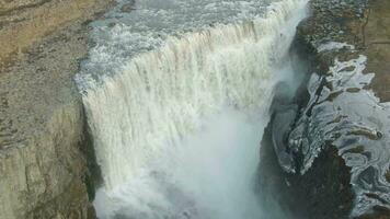 Dettifoss Wasserfall im Sommer- Abend. Island. Antenne Sicht. Drohne fliegt nach unten, Neigung oben video