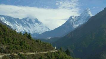 ama dablam Berg und Wanderer beim sonnig Tag. Himalaya, Nepal video