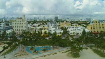 miami spiaggia e miami centro su nuvoloso giorno. urbano paesaggio urbano. aereo Visualizza. unito stati di America video