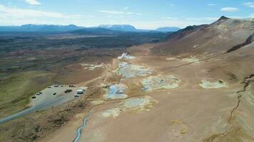 hverir geotermia zona y montañas. namafjall. azufre quinielas. Islandia. aéreo vista. zumbido moscas adelante video