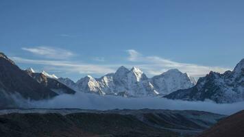 Kangtega et thamserku montagnes. l'Himalaya, Népal laps de temps video