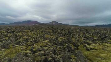 vulcânico lava Rocha formações. panorama do Islândia. aéreo visualizar. zangão moscas frente baixo nível video