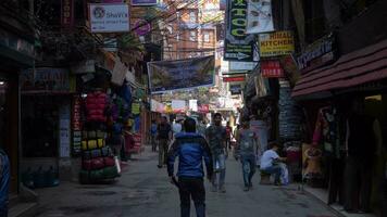 Katmandu, Nepal - Outubro 15, 2019 thamel Vizinhança às ensolarado dia. pessoas em pedestre rua video