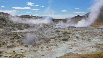 fumaroles i hverir geotermisk område. namafjall. island. långsam rörelse video