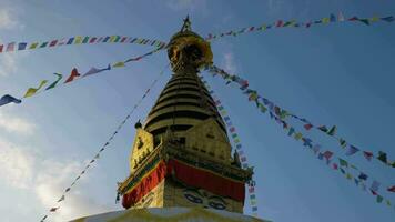 katmandu, nepal - oktober 15, 2019 svajambhunath stupa och flaggor på solig dag. långsam rörelse video