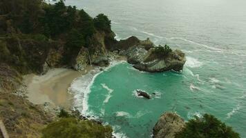 mcway spiaggia e mcway cascate. grande su, California, Stati Uniti d'America. aereo Visualizza. fuco è orbitante video