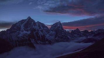 taboe en cholatse bergen Bij avond schemering. Himalaya, Nepal. timelapse video