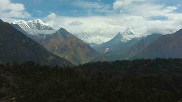 ama dablam en taboe bergen. khumbu vallei. Himalaya, Nepal. antenne visie. dar vliegt achteruit video