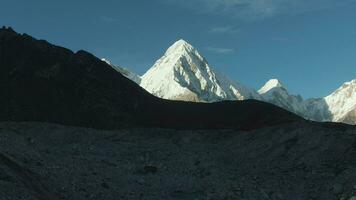 pumori et lingtren montagnes. l'Himalaya, Népal. aérien voir. drone mouches en arrière video