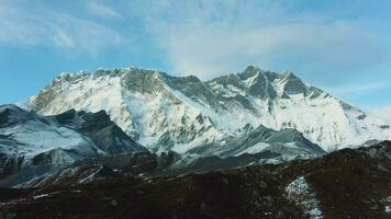 Nuptse berg och Lhotse söder ansikte. antenn se. Drönare flugor bakåt video