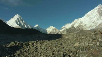 pumori, Lingtren, Khumbutse und Nuptse Berge. Himalaya, Nepal. Antenne Sicht. Drohne fliegt nach vorne beim niedrig Niveau beim Sonnenuntergang video