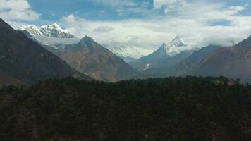 ama dablam y taboche montañas. Himalaya, Nepal. aéreo vista. zumbido moscas adelante video