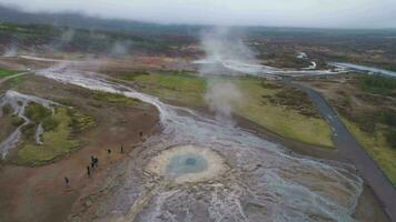 Strokkur scaldabagno eruzione. Islanda. aereo Visualizza. lento movimento video