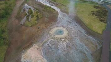 Strokkur scaldabagno eruzione. Islanda. aereo Visualizza. lento movimento. fuco è orbitante video