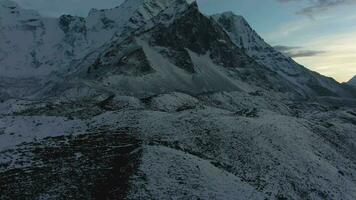 ama dablam montanha às pôr do sol. Himalaia, Nepal. aéreo visualizar. zangão moscas de lado, inclinar acima. revelar tiro video