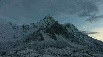 ama dablam Berg beim Sonnenuntergang in der Nähe von Chukhung. Himalaya, Nepal. Antenne Sicht. Drohne fliegt seitwärts und nach oben video