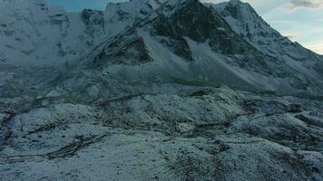 ama dablam Montagne à le coucher du soleil. l'Himalaya, Népal. aérien voir. drone mouches avant, inclinaison en haut. révéler coup video