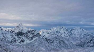 ama dablam, Himalaya Berge und Himmel mit Wolken im das Morgen. Himalaya, Nepal. Aussicht von montieren Kala Patthar. Zeitraffer video