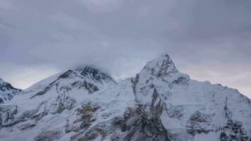 everest och Nuptse bergen i de morgon. molnig himmel. se från montera kalapatthar. himalaya, nepal. tid upphöra video