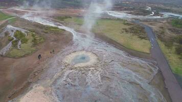 Strokkur géiser a descansar. geotermia paisaje de Islandia. aéreo ver video