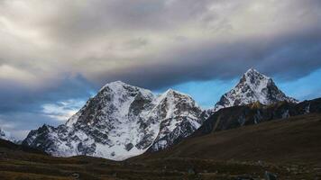 taboche et cholatse montagnes et nuageux ciel dans le Matin. l'Himalaya, Népal. laps de temps video